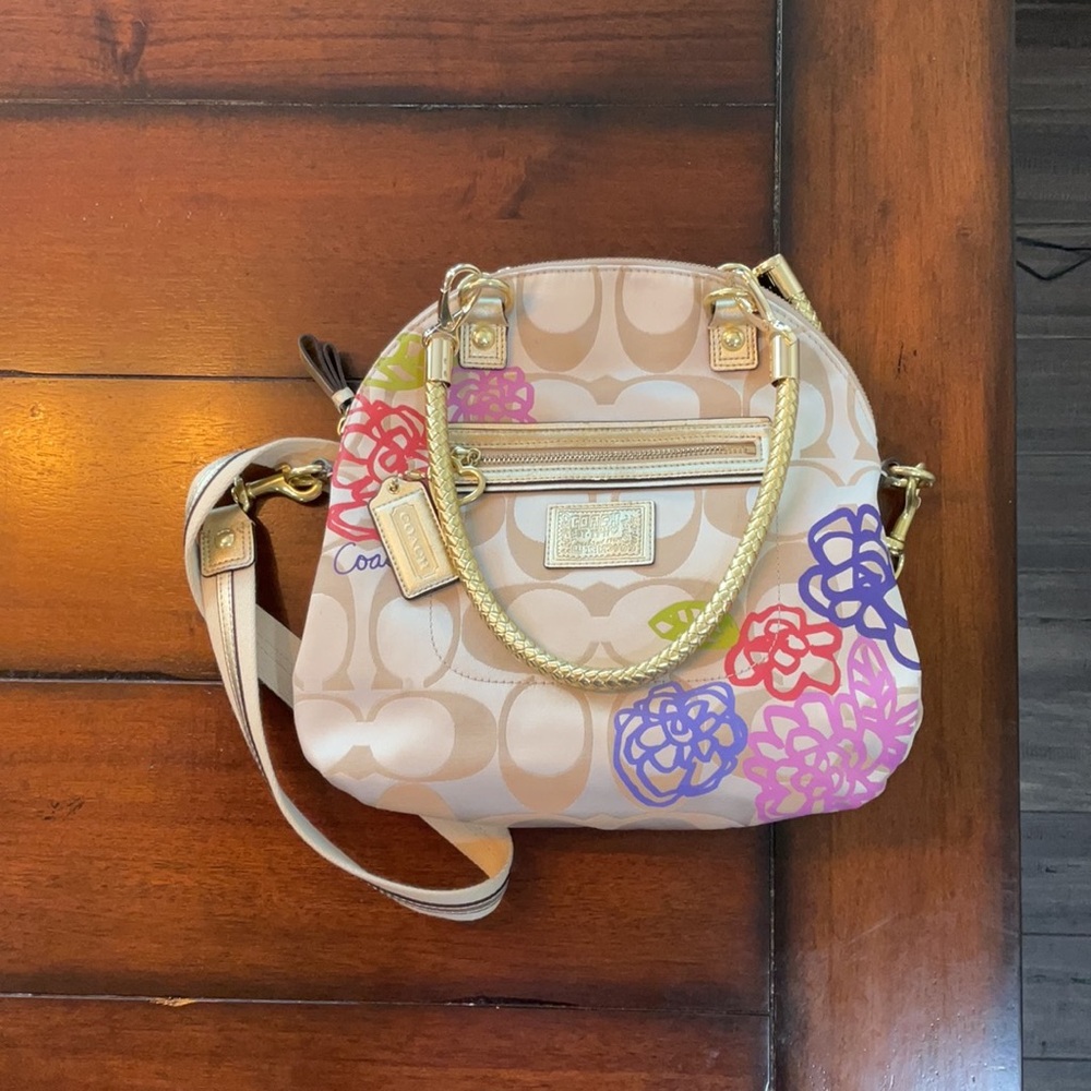 Beautiful Coach Poppy, these are no longer made ladies!!! No call outs!